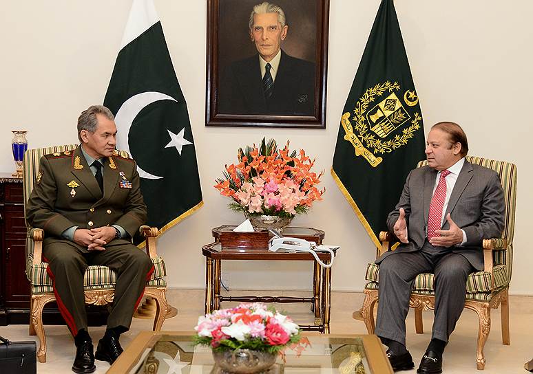 Премьер Пакистана Наваз Шариф (справа) заверил министра обороны РФ Сергея Шойгу, что Исламабад готов расширять военно-технические связи с Москвой