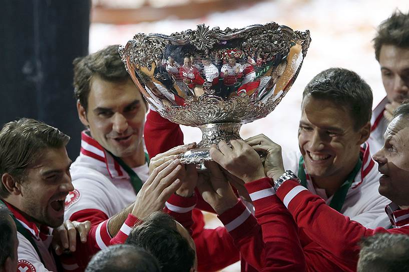 Роджер Федерер (второй слева) принес решающее очко сборной Швейцарии в финале Кубка Дэвиса
