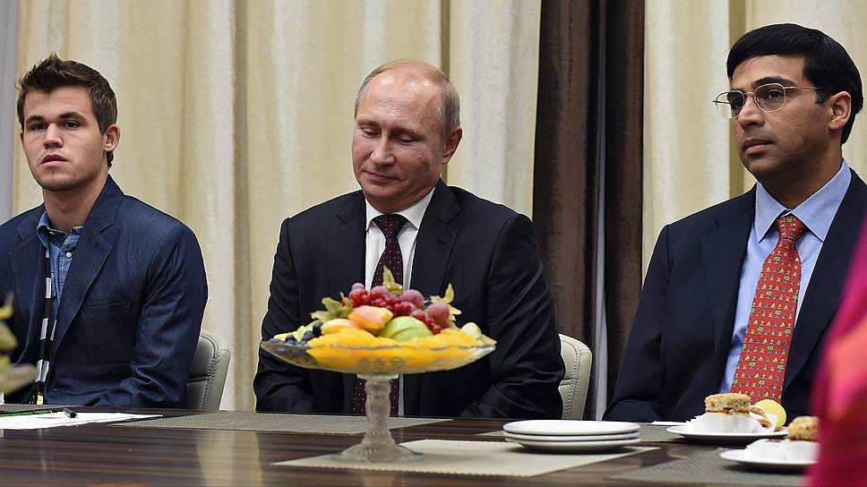 Между двух игроков на первенстве мира по шахматам Магнусом Карлсеном (слева) и Вишванатаном Анандом (справа) президент России Владимир Путин не мог загадать свое желание, зато смог помочь исполниться желанию одного из них