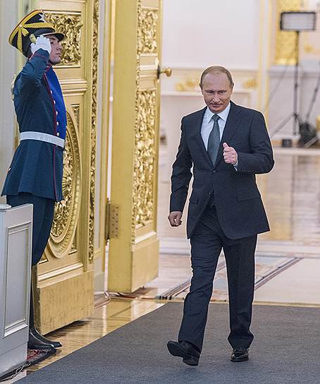 Президент России Владимир Путин  прошел сквозь двери Георгиевского зала так же решительно, как сквозь рифы собственного послания