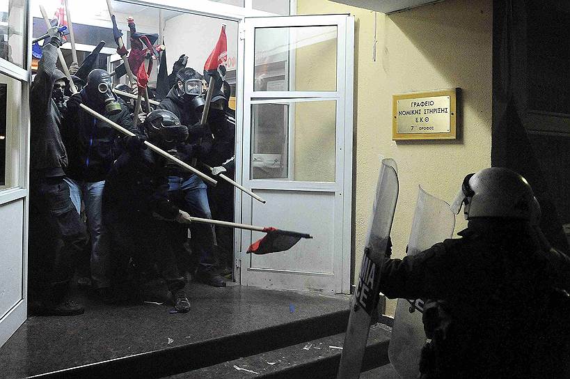 Греческие анархисты активно применяют «коктейли Молотова», полиция — слезоточивый газ и светошумовые гранаты