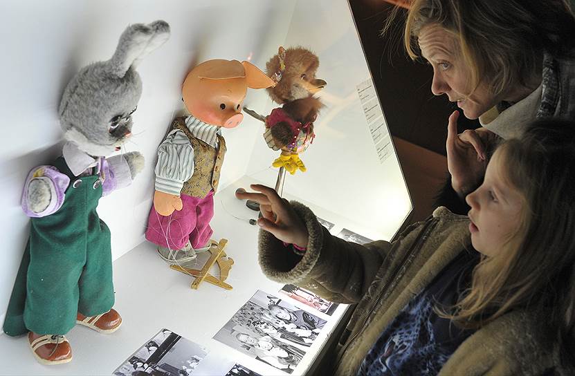 В экспонатах выставки «Советское детство» нынешние дети еще могут узнать игрушки