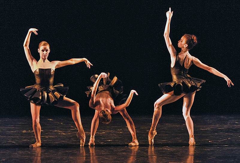 «Cinque» заставляет балерин буквально лезть из кожи своих пачек (слева направо: Кристина Кретова, Анастасия Сташкевич, Екатерина Крысанова)