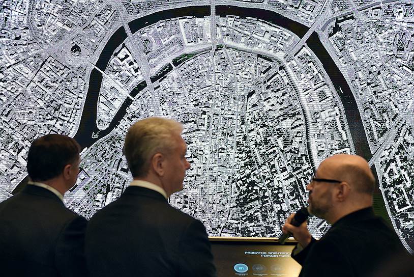 Архитектор Юрий Григорян (справа) показал столичному мэру Сергею Собянину (в центре) и вице-мэру Марату Хуснуллину (слева), как Москва-река может стать «позвоночником» города