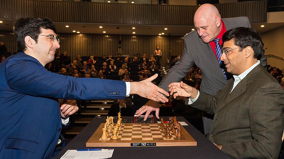 На турнире London Chess Classic 15-й чемпион мира Вишванатан Ананд (справа) опередил 14-го — Владимира Крамника — лишь по дополнительным показателям