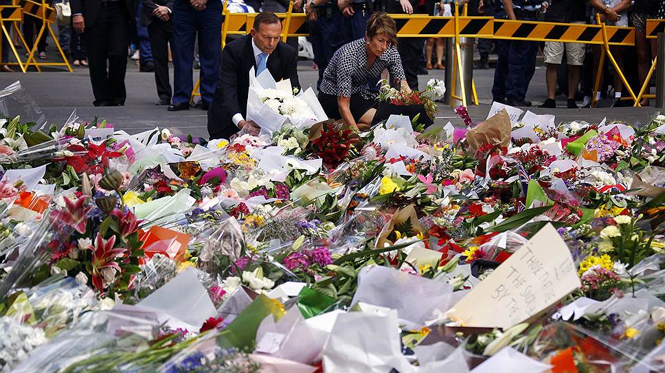 Премьер-министр Австралии Тони Эбботт и его супруга Марджи возлагают цветы у кафе Lindt 