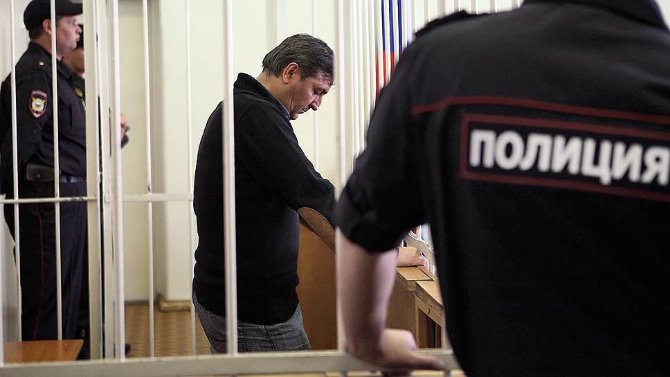 Отстраненный первый заместитель губернатора Омской области Юрий Гамбург (в центре) в зале суда