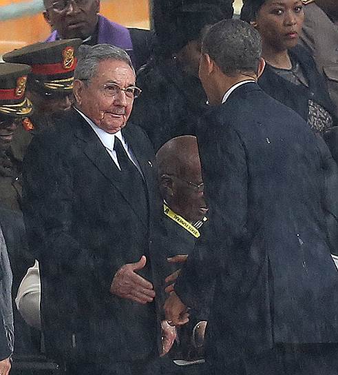 Кубинские лидеры здороваются с руководителями США не чаще чем раз в полвека: в 1960 году Фидель Кастро пожал руку вице-президенту Ричарду Никсону, а в 2013 году Рауль Кастро поприветствовал Барака Обаму