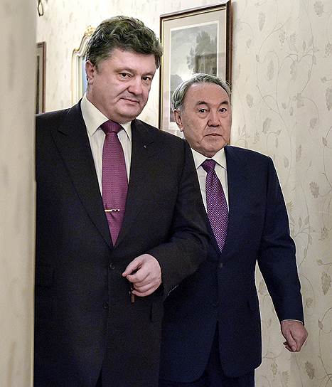 Президент Казахстана Нурсултан Назарбаев (справа) предложил Петру Порошенко свои услуги в качестве посредника на переговорах с Москвой