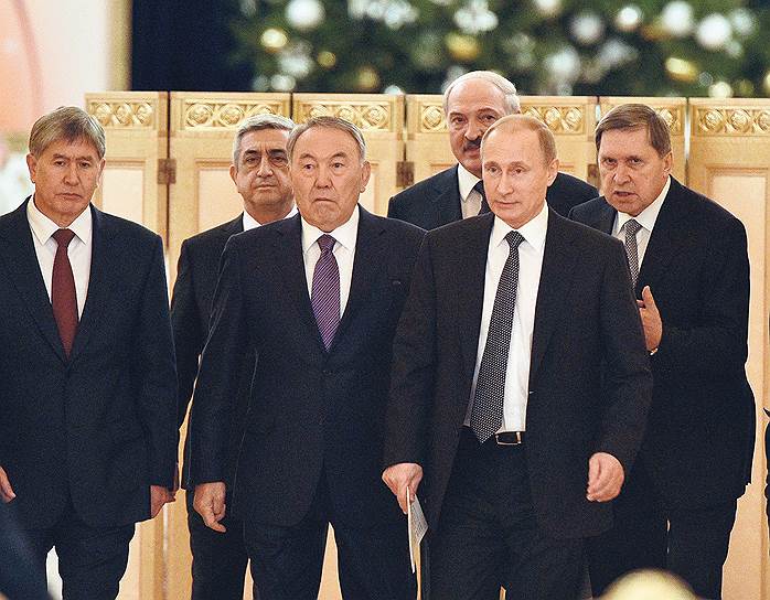 Президенты пяти стран пришли делать заявления для прессы, направляемые помощником президента РФ Юрием Ушаковым (на фото справа)