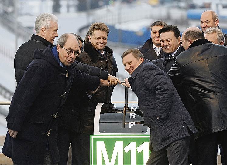 Глава администрации президента Сергей Иванов (на фото справа) вместе с другими чиновниками открыл дорогу на день раньше, чем по ней официально пустили движение