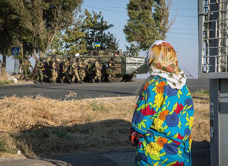 Украинские военнослужащие на восточном блокпосту  в Мариуполе