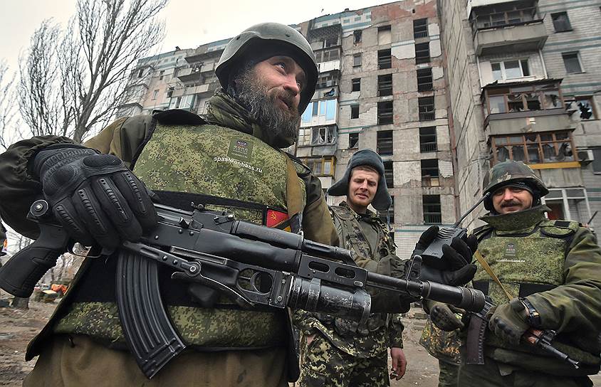 Ополченцы батальона &amp;quot;Восток&amp;quot; на улице Стратонавтов, ближайшей к аэропорту Донецка