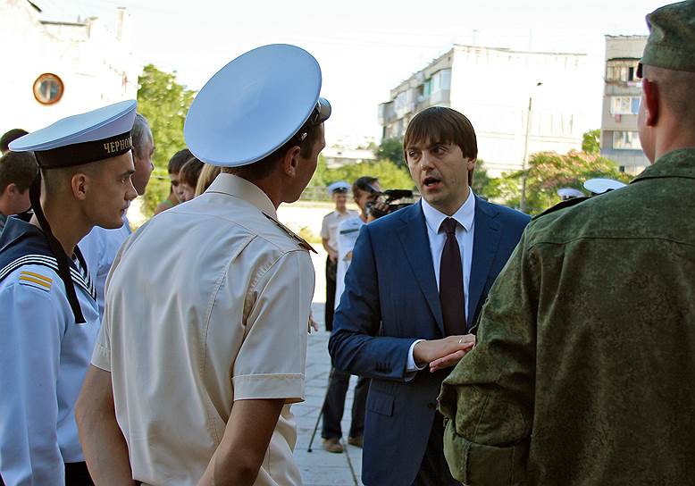 Сергей Кравцов (в центре) обещает, что ЕГЭ в Крыму будут сдавать только добровольцы