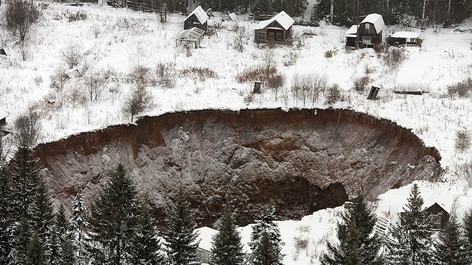 Провал почвы размером 20 на 30 метров в городе Соликамск Пермского края. Провал грунта произошел вскоре после подтопления шахты Соликамск-2