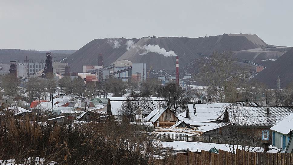 Соликамск. Калийное рудоуправление №1, вид на шахтный копер и солевые отвалы. Жилые дома рядом с предприятием