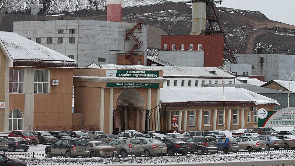 Соликамск. Калийное рудоуправление №1, вид на проходные, шахтный копер и солевые отвалы