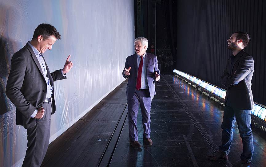 Музыкальный руководитель Парижской оперы Филипп Жордан (слева), ее директор Стефан Лисснер (в центре) и худрук Бенжамен Мильпье рассказали прессе о новом сезоне