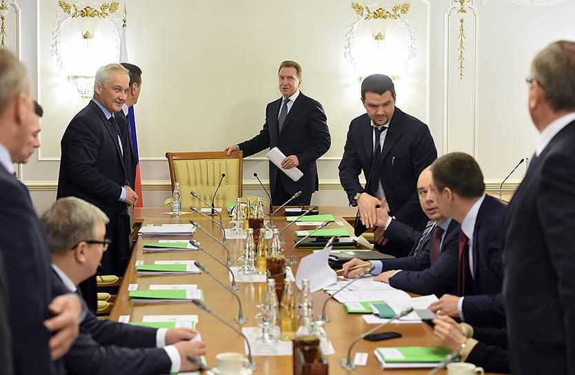 Первый заместитель председателя правительства России Игорь Шувалов (в центре) на первом заседании антикризисной комиссии в Доме Правительства России