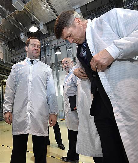 Премьер-министр Дмитрий Медведев (слева) и глава совета директоров «Реновы» Виктор Вексельберг (в центре) рассмотрели проблемы оборота продуктов интеллектуальной деятельности на производстве солнечных батарей в Новочебоксарске