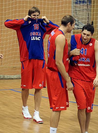 Андрей Кириленко (слева) снова надел майку сильнейшего баскетбольного клуба России