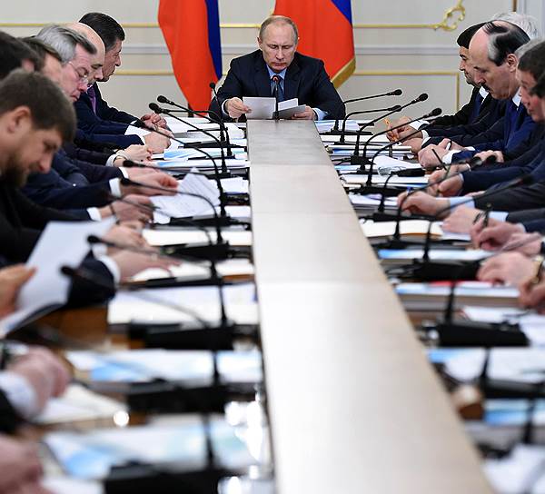 Президент России Владимир Путин (в центре) во время заседания президиума Государственного совета России