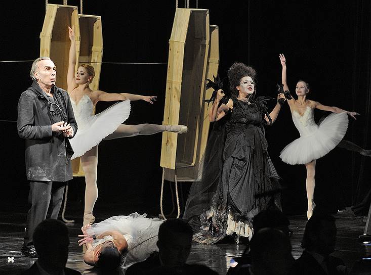 Созданный и несколько раз сыгранный в Перми спектакль на московских гастролях манифестирует новый театральный синтез искусств на месте оперы