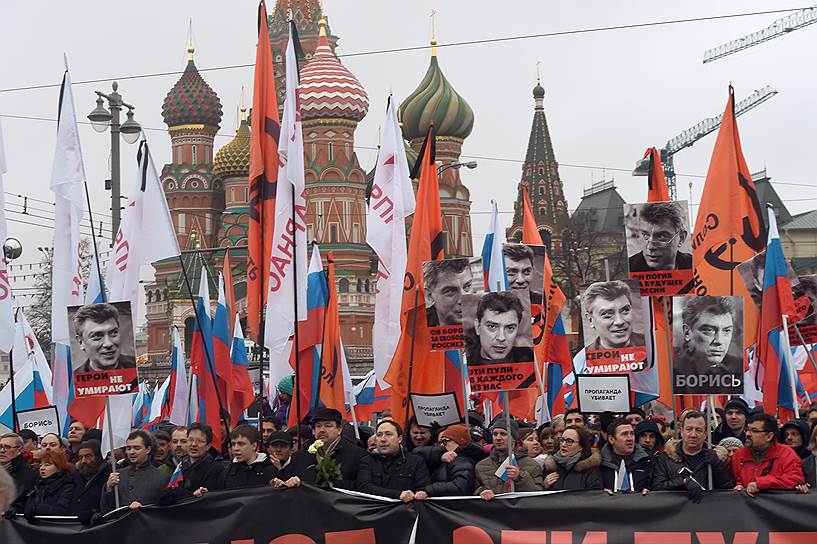 Акция памяти Бориса Немцова была непривычно тиха для столь массовых шествий