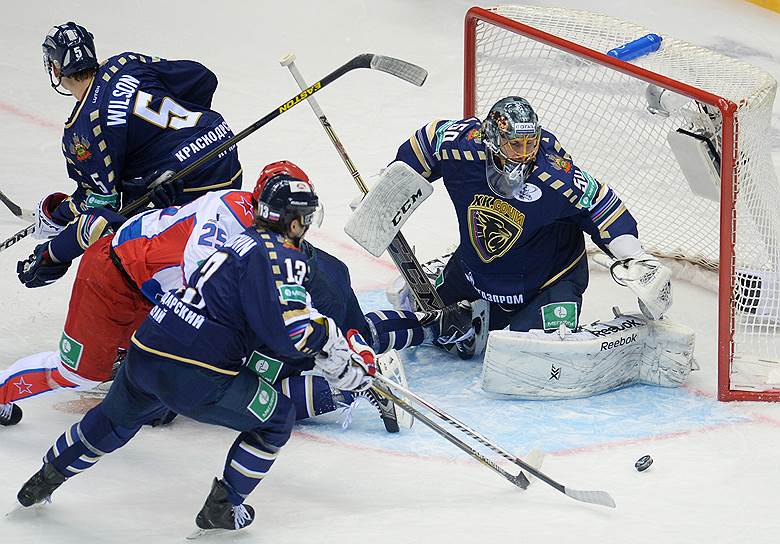Хоккеистам «Сочи» (в темной форме) не удалось доставить армейцам серьезных проблем в борьбе за выход в четвертьфинал Кубка Гагарина