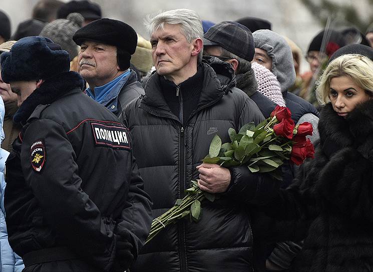 Похороны сопредседателя партии &amp;quot;РПР-Парнас&amp;quot; Бориса Немцова на Троекуровском кладбище. Бывший глава МФО &amp;quot;Менатеп&amp;quot; Платон Лебедев во время похорон