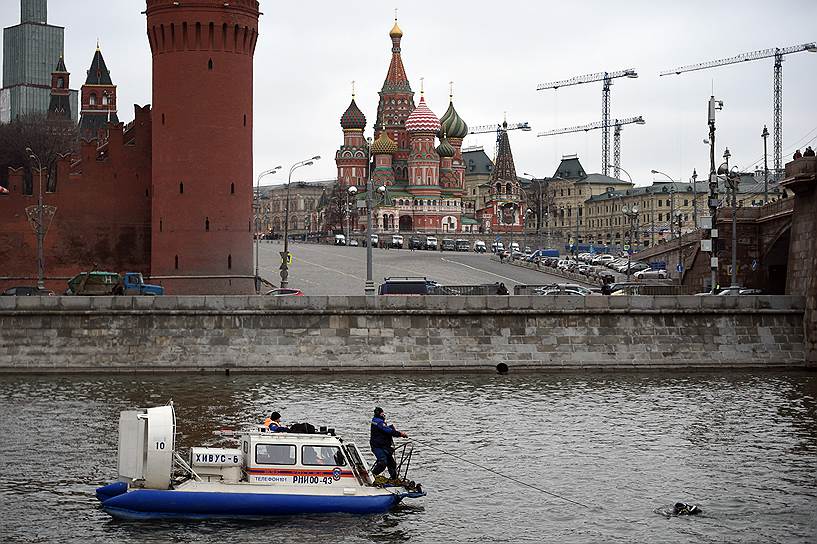 Спасатели тралят дно Москвы-реки в поисках пистолета, из которого убили Бориса Немцова