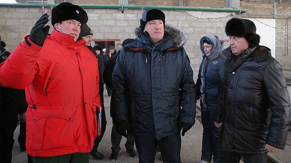 Заместитель председателя правительства России Дмитрий Рогозин (в центре) во время посещения строительной площадки космодрома &amp;quot;Восточный&amp;quot;