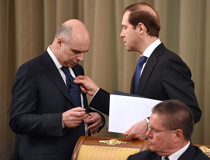 Министр финансов Антон Силуанов (слева) просит правительство не трогать статьи бюджета на 2016–2017 годы