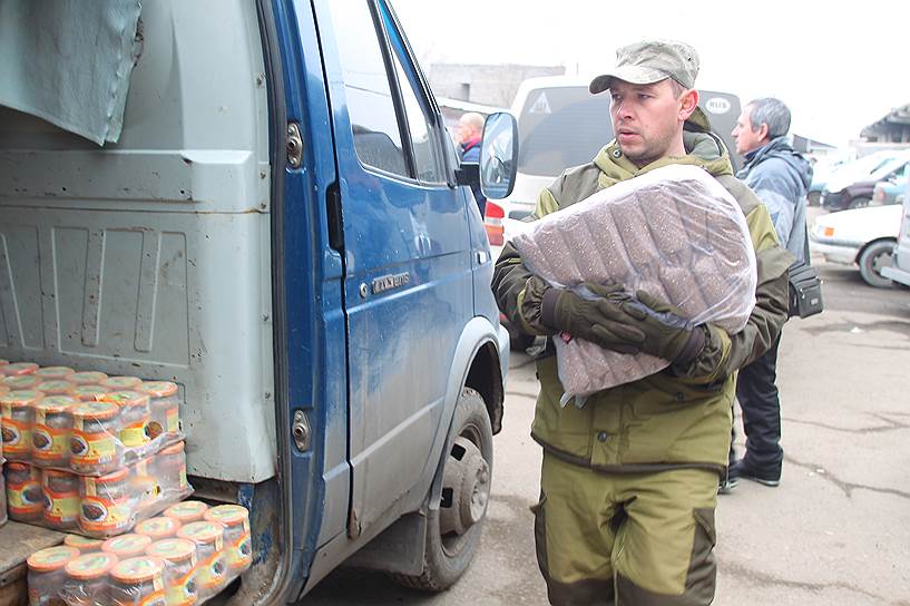 Бойцы миротворческого добровольного батальона &amp;quot;Ангел&amp;quot; приобретают продукты питания первой необходимости, предназначенные в качестве гуманитарной помощи, на рынке г. Луганска