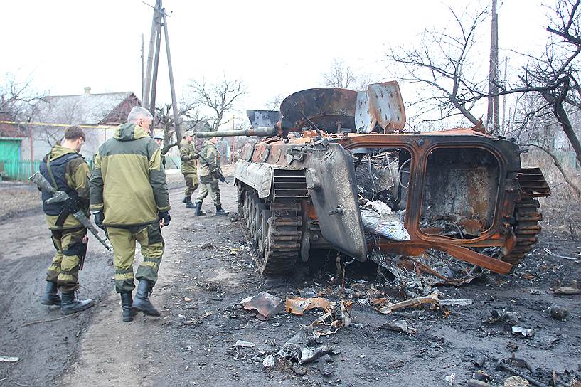 Уничтоженная военная техника на улицах с. Чернухино Луганской области