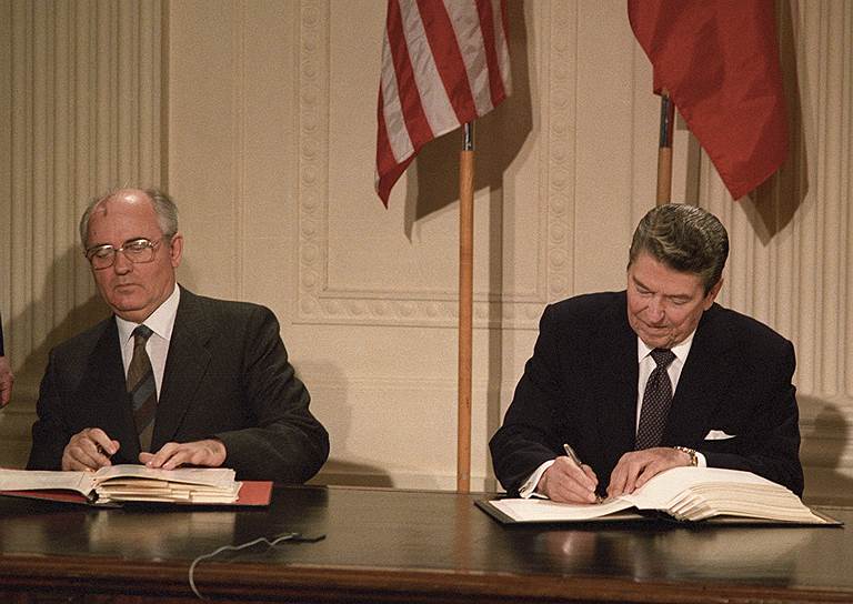 Подписанный в 1987 году лидерами СССР и США Михаилом Горбачевым и Рональдом Рейганом Договор об РСМД может стать причиной новых экономических санкций