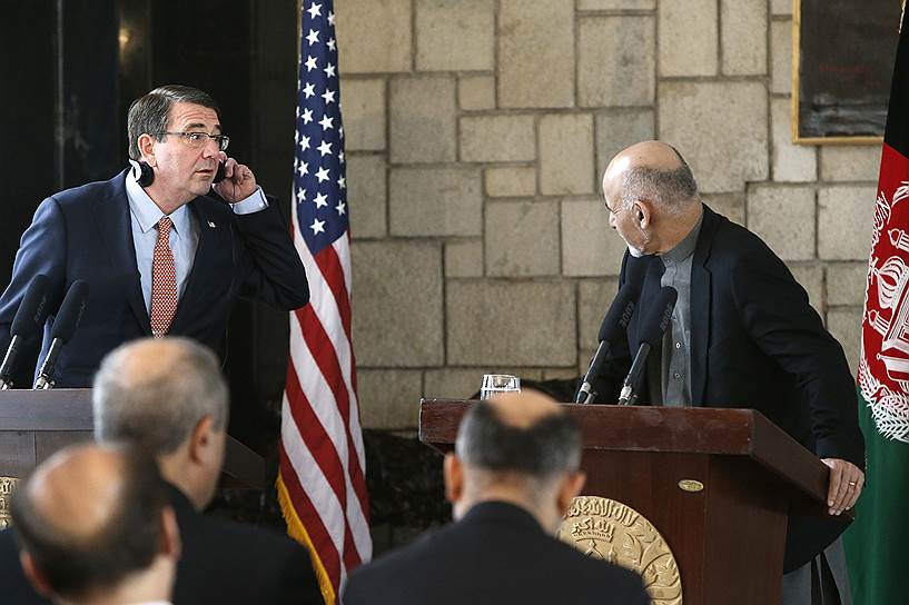 Глава Пентагона Эштон Картер (слева) услышал аргументы президента Афганистана Ашрафа Гани Ахмадзая