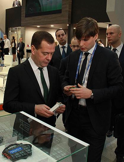 Премьер-министр России Дмитрий Медведев (слева) и президент компании &quot;Гонец&quot; на форуме &quot;Транспорт России-2014&quot;