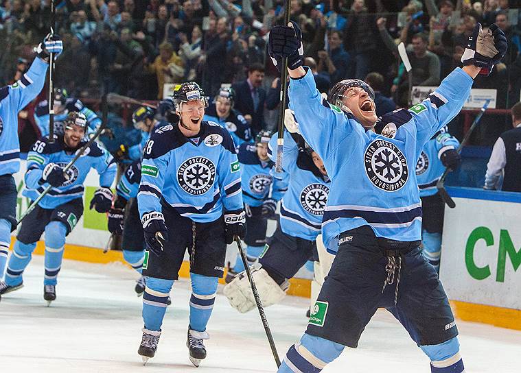 Хоккеистам «Сибири» (в голубой форме) удалось совершить прорыв, выбив из Кубка Гагарина лучший клуб КХЛ прошлого сезона
