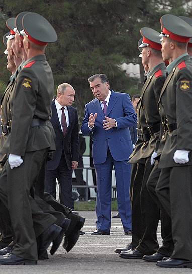 Таджикистан рассчитывает, что Россия поможет укрепить его армию (на фото рядом с Владимиром Путиным Эмомали Рахмон)