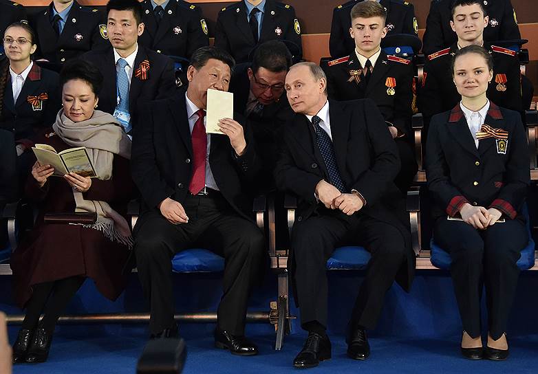 Председатель КНР Си Цзиньпин на вечернем концерте сделал все, чтобы впечатление о нем нельзя было прочесть даже по губам