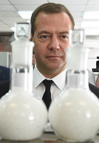 Председатель правительства Дмитрий Медведев лично возглавит работу правительства по неочевидным госзакупкам