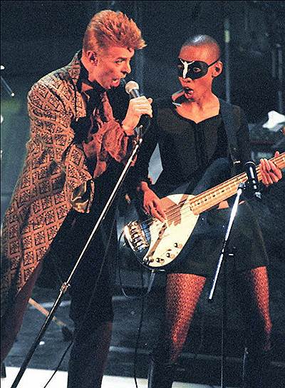 Боуи представляет песню «Little Wonder» на фестивале в Сан-Ремо, 1997 год