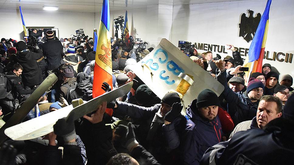 Как утверждение нового правительства обострило политический кризис в Молдавии