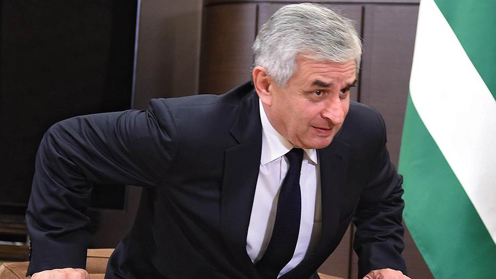 Почему президента Абхазии выставляют на референдум