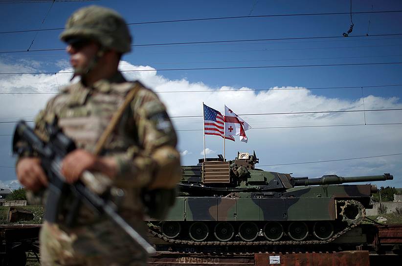 Грузинский военнослужащий на фоне американского танка M1A2 Abrams