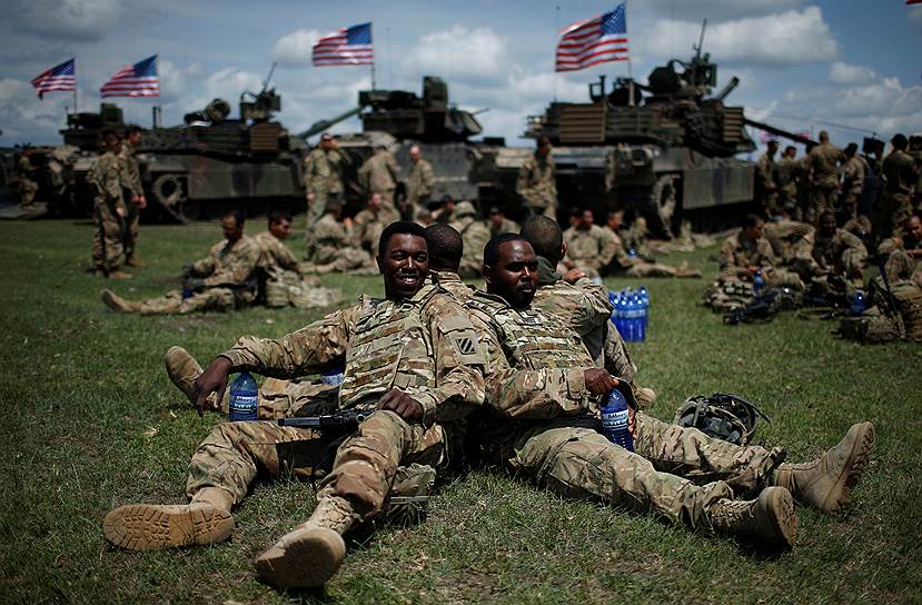 Американские военнослужащие в ожидании церемонии открытия