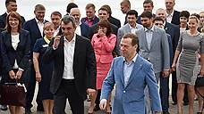Дмитрий Медведев посмотрел "в глаза будущей власти"