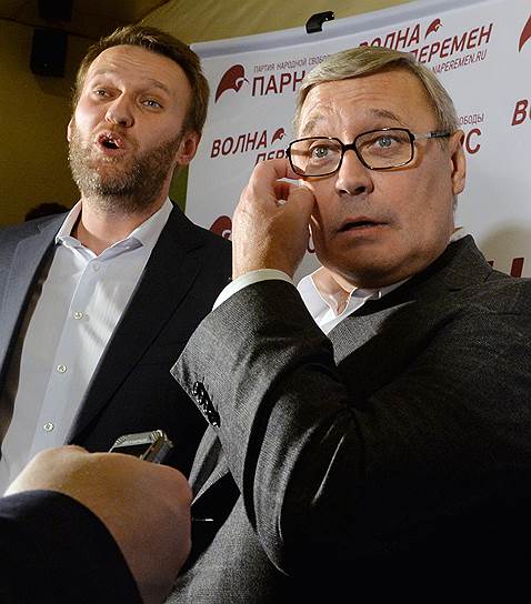 Председатель партии РПР-Парнас Михаил Касьянов (справа) и оппозиционер Алексей Навальный