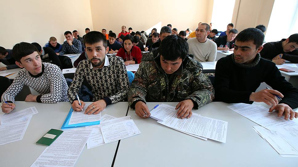 Федеральные власти недовольны тем, как регионы проводят тестирование мигрантов на знание русского языка
